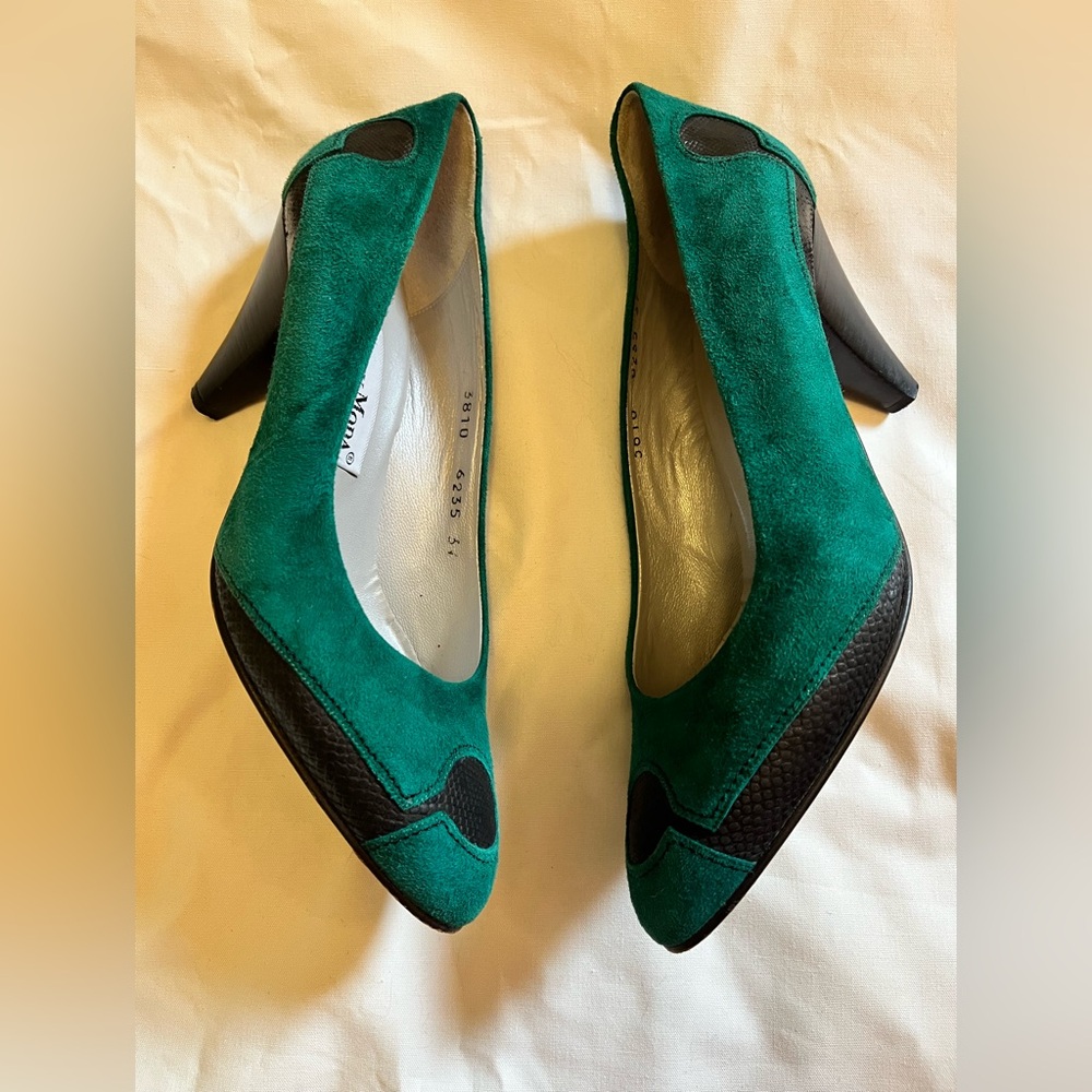 Valmy Moda Made in Italy green suede pumps with black leather inserts size 37
